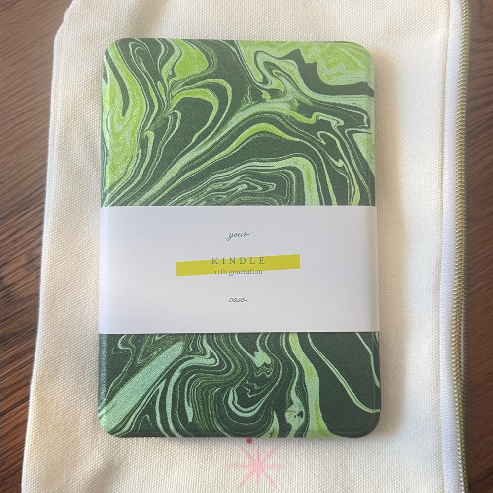 Page 11th Gen Green Marble Kindle Case NWT